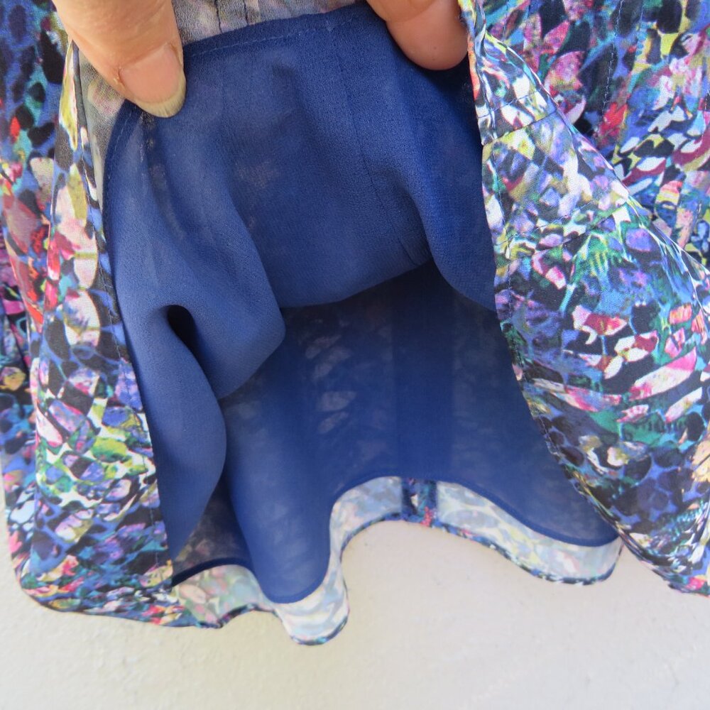 Beautiful CAbi keyhole blouse - Picture 4 of 5